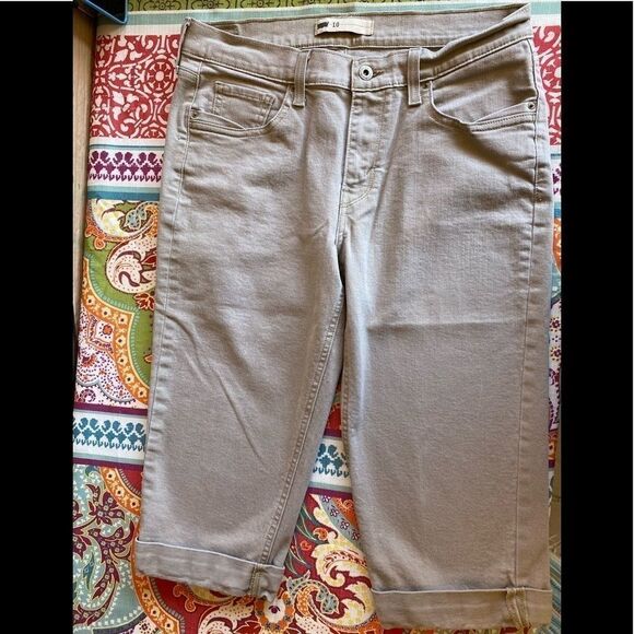 LEVI’S KHAKI CAPRIS  - Picture 1 of 7